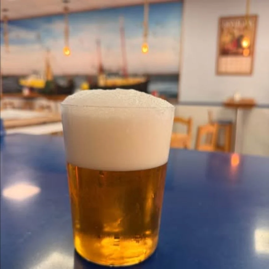 Caña de cerveza en Bahía Aljarafe con la decoración marinera del local